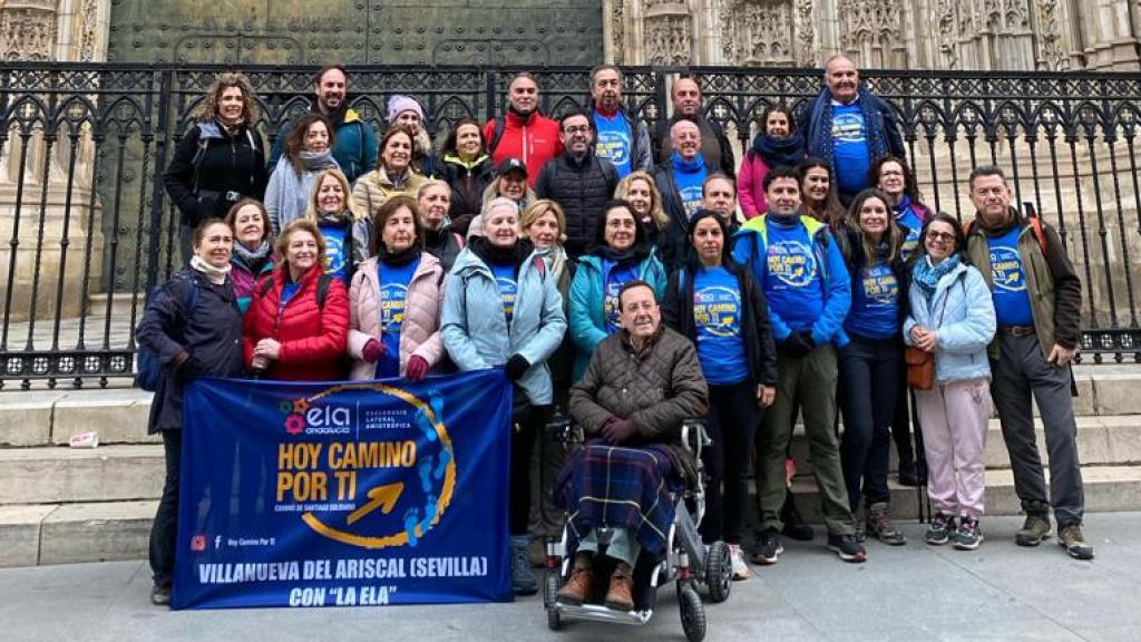 Un grupo de peregrinos de Villanueva del Ariscal inicia el Camino de Santiago desde la Catedral de Sevilla para luchar contra la ELA.