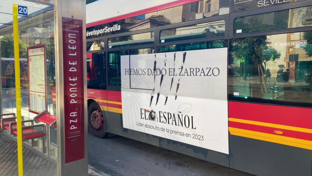 Un autobús de Tussam con la campaña de El Español en Sevilla.