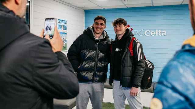 Gabri Veiga se toma una foto con uno de los canteranos del Celta en A Madroa.