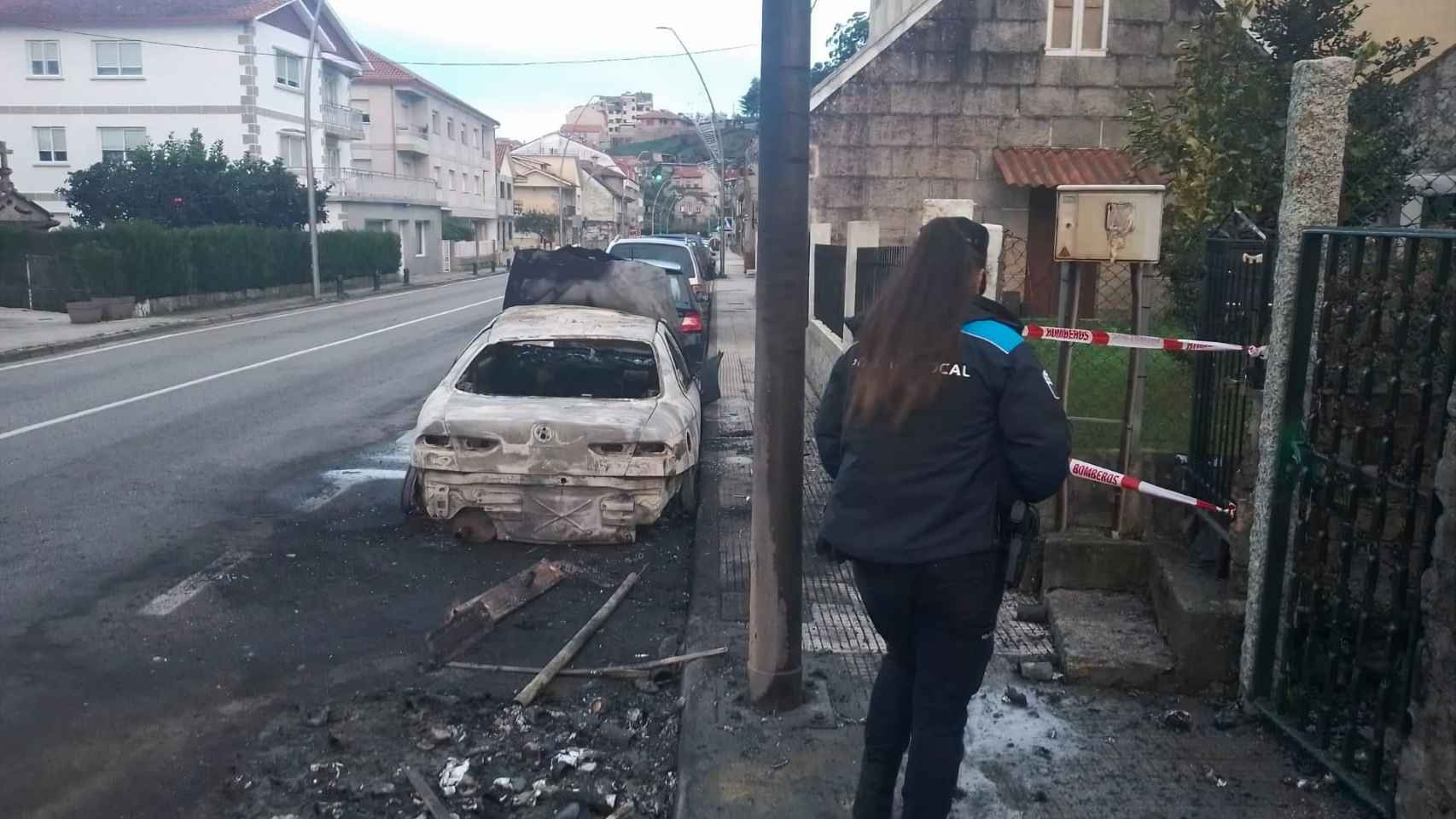 Lugar del incendio con uno de los vehículos afectados.