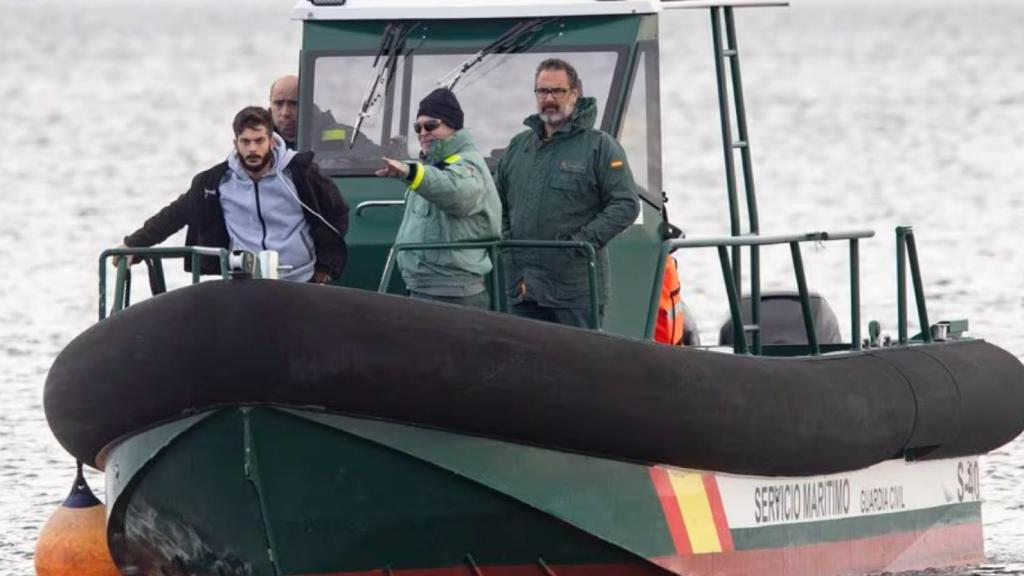 Francisco Javier Medina, conocido como Javi, en una de las embarcaciones de la Guardia Civil que trata de localizar a Ivo en el Mar Menor.