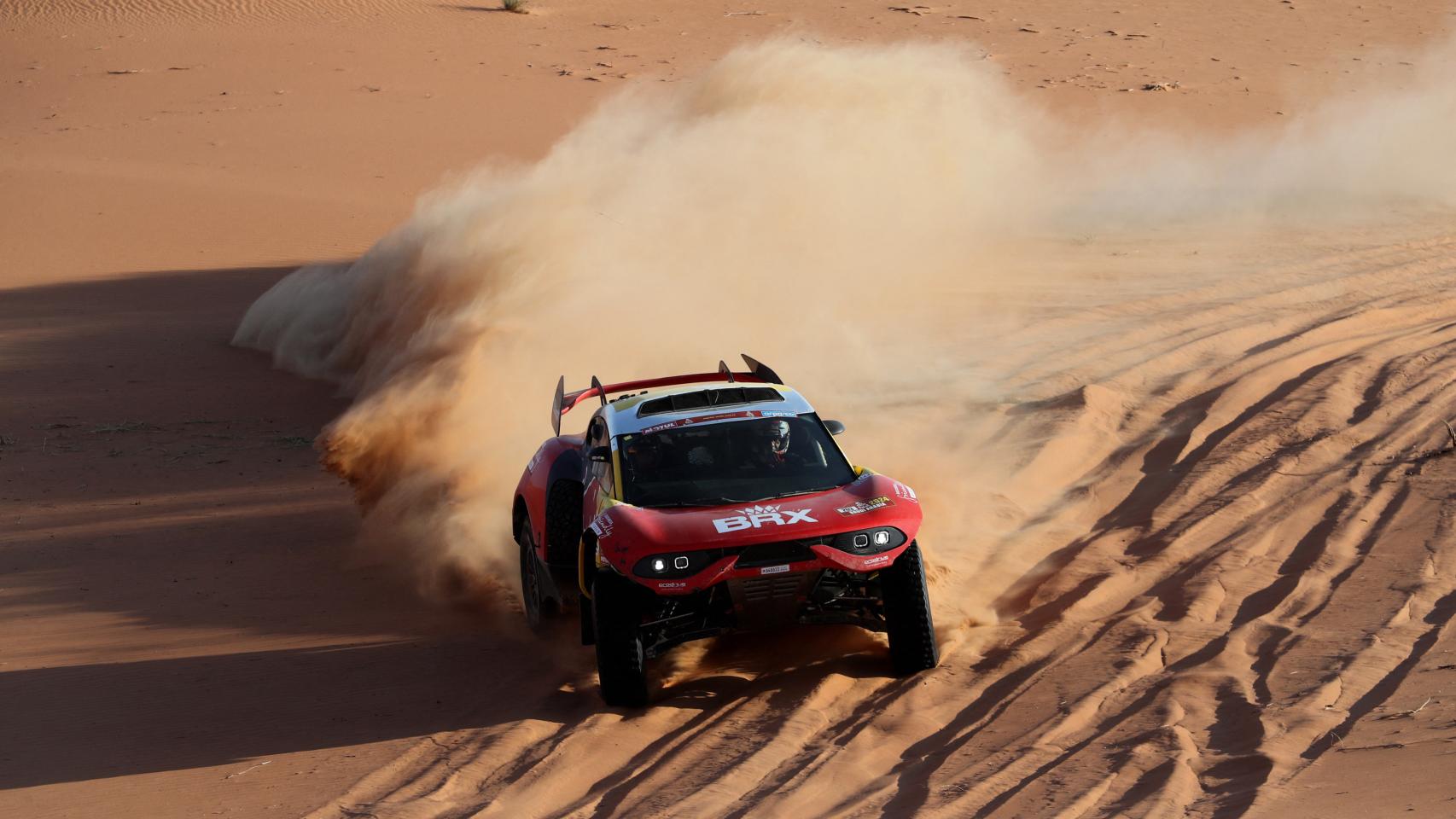 Sébastien Loeb supera una duna en una etapa del Dakar.