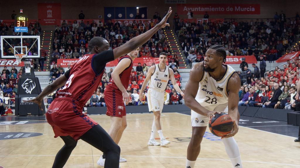 Guerschon Yabusele realiza un lanzamiento a canasta frente al UCAM.