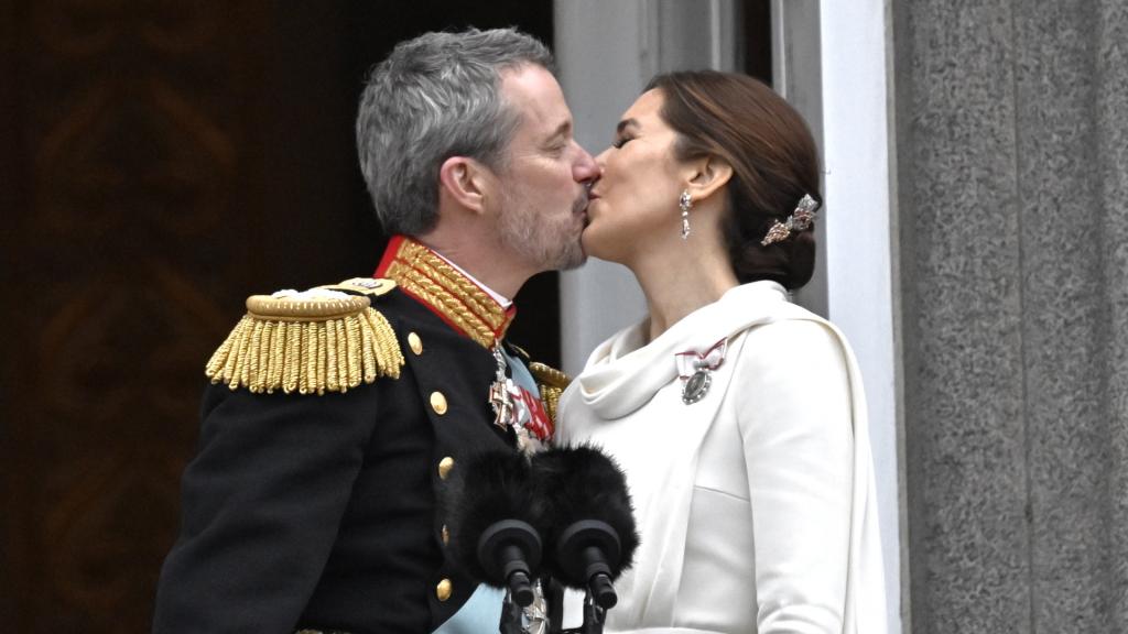 Federico X y Margarita de Dinamarca tras su proclamación como rey de los daneses.