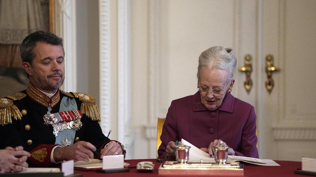 Federico y Margarita, en la firma de la abdicación.