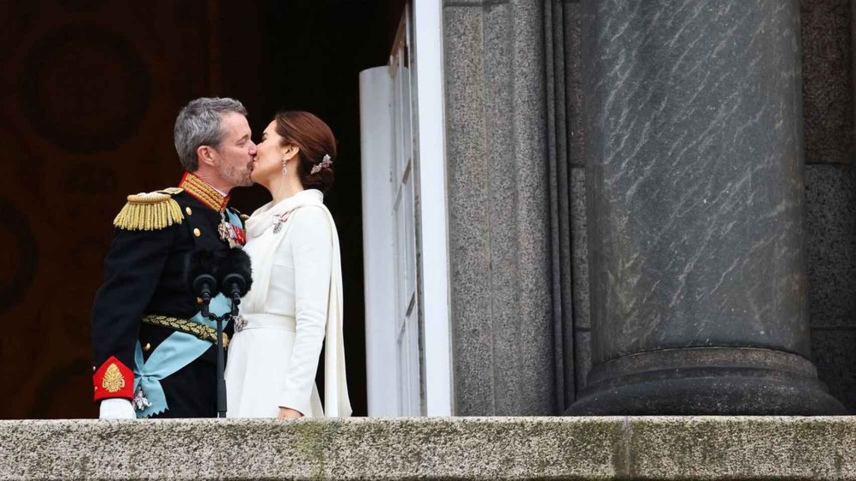 Beso de Federico y Mary.