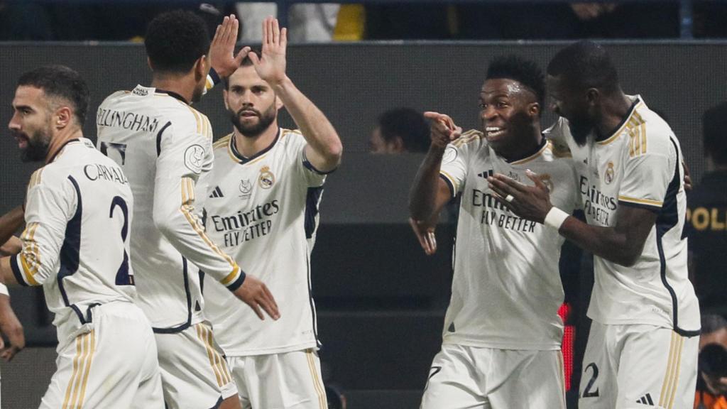 Vinicius celebra el gol con sus compañeros