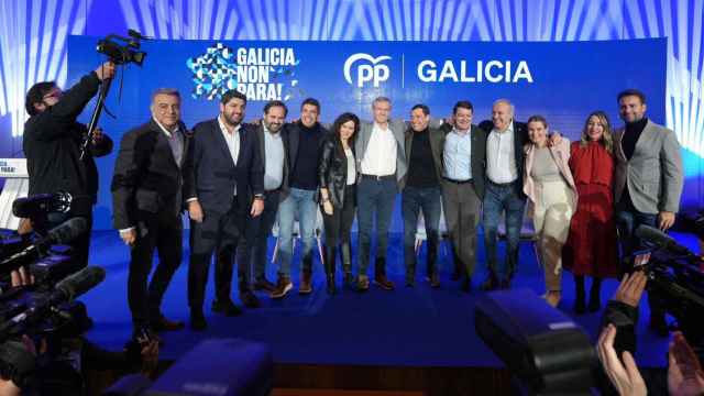 Los barones del PP, entre ellos Juanma Moreno, arropan al candidato Alfonso Rueda