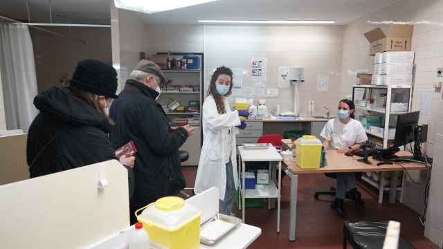 Dos personas esperan para vacunarse contra la gripe en un centro de salud de Castilla y León, este sábado.