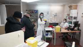 Dos personas esperan para vacunarse contra la gripe en un centro de salud de Castilla y León, este sábado.