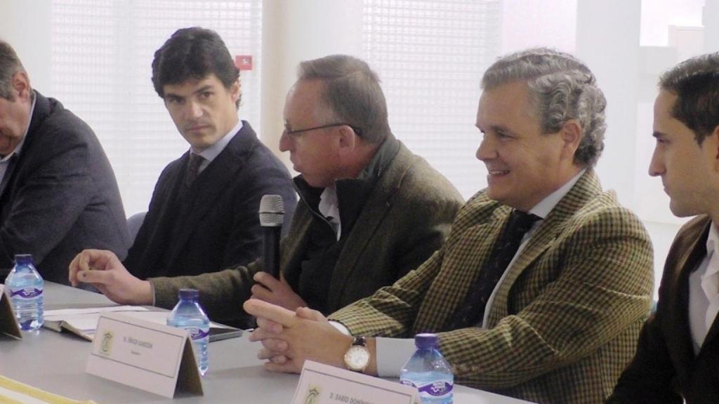 Mesa donde compartieron coloquio los premiados junto al alcalde iscariense