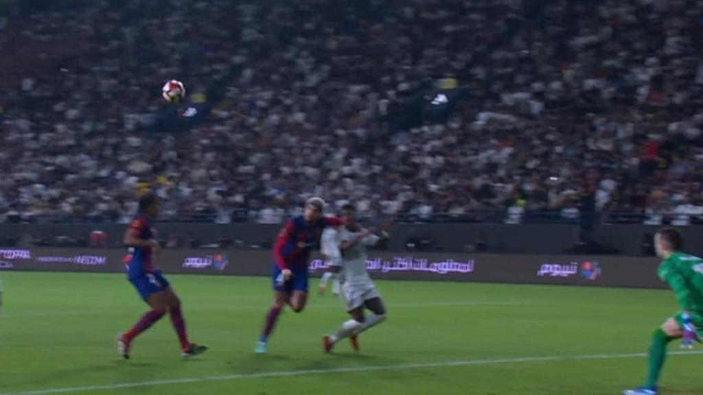 Penalti de Araujo sobre Vinicius