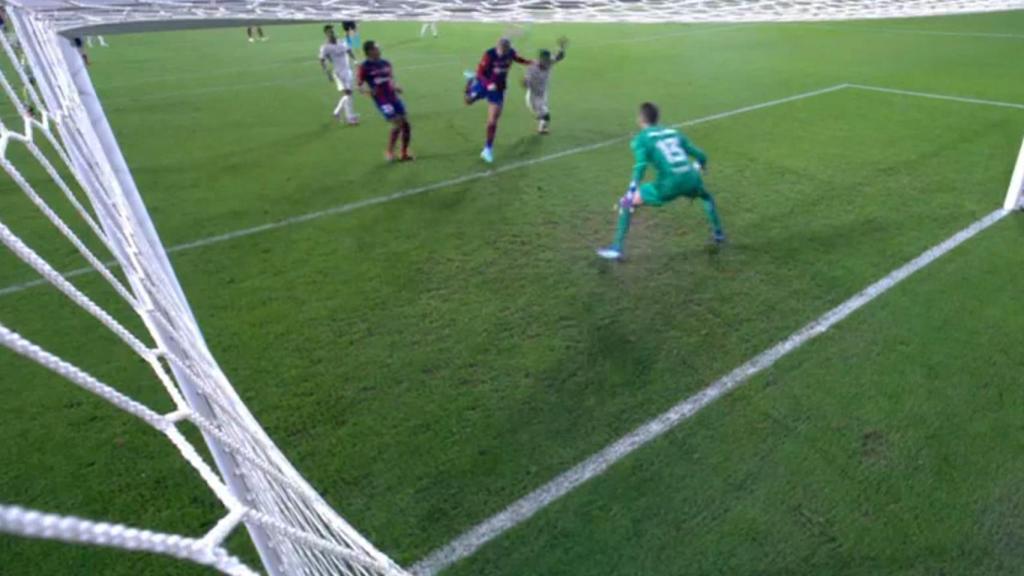 Penalti de Araujo sobre Vinicius