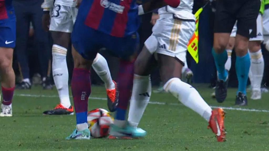 Araujo, expulsado por la entrada a Vinicius