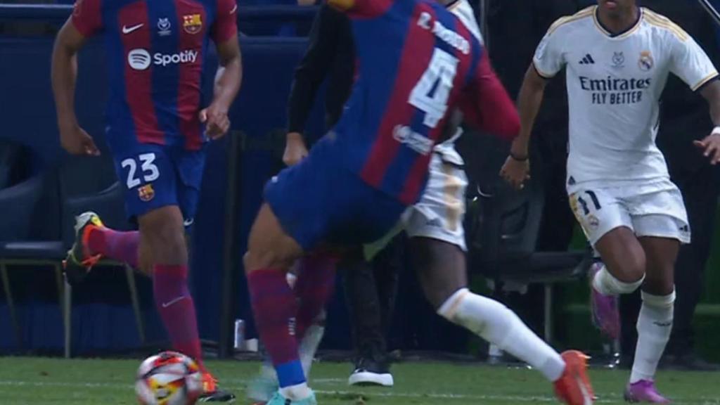 Araujo, expulsado por la entrada a Vinicius