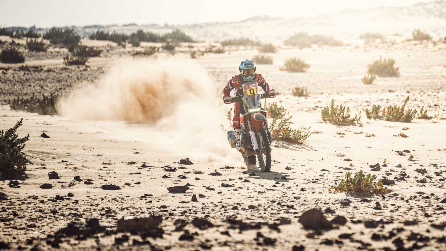 Un piloto de motos durante una etapa del Rally Dakar.