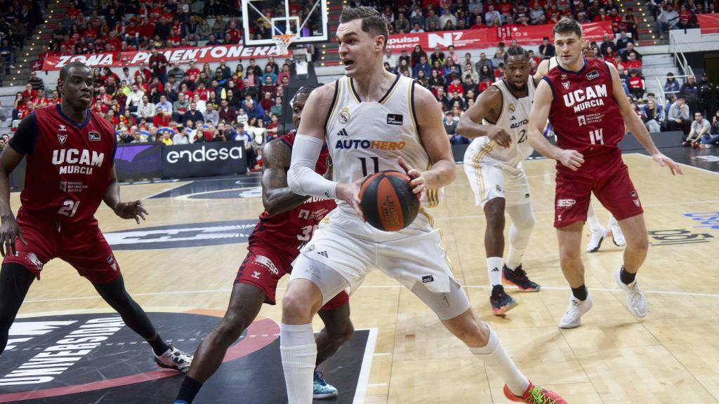 Mario Hezonja realiza una entrada a canasta frente al UCAM Murcia.
