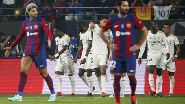 Gündogan y Araujo, cabizbajos tras el segundo gol del Real Madrid