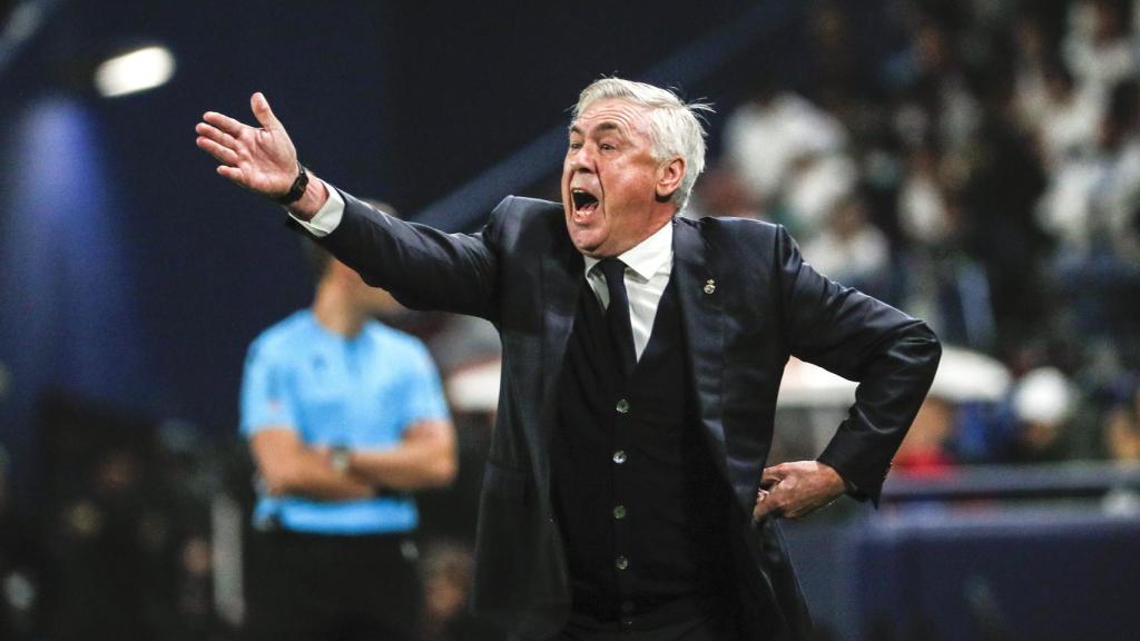 Carlo Ancelotti da instrucciones durante el encuentro frente al Barça