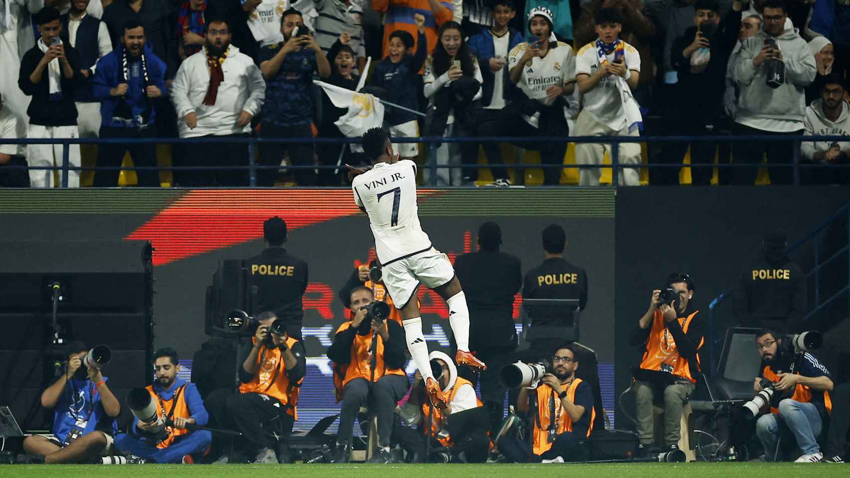 Vinicius celebra el gol como Cristiano Ronaldo.