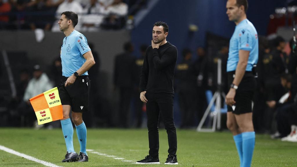 Xavi Hernández, cabizbajo durante la primera parte