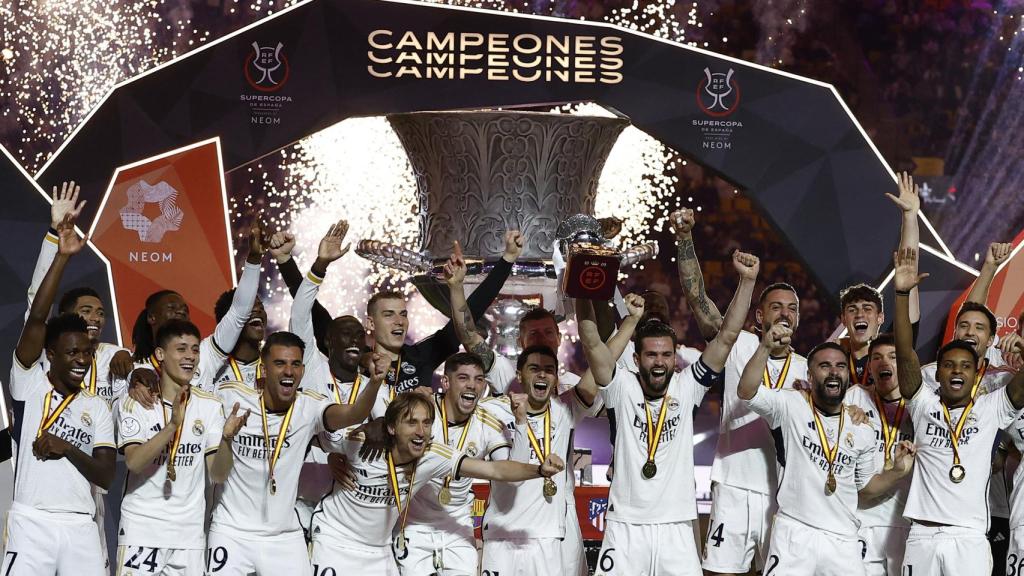 El Real Madrid levanta la Supercopa de España tras vencer al Barcelona