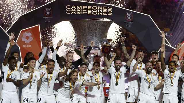 El Real Madrid levanta la Supercopa de España tras vencer al Barcelona.