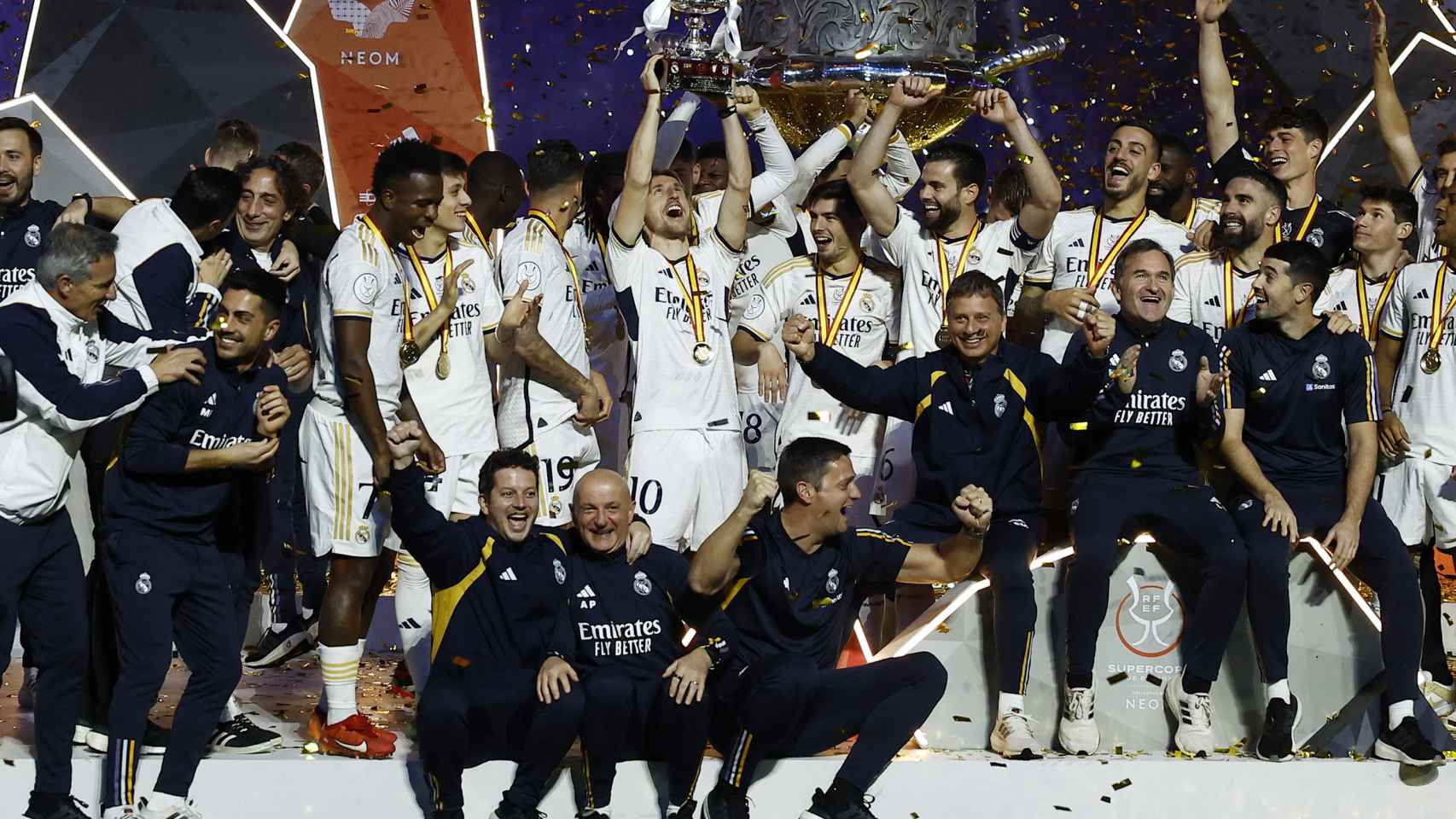 Luka Modric levanta el título de la Supercopa de España