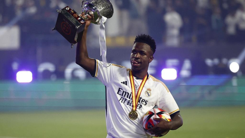 Vinicius, con la Supercopa de España.