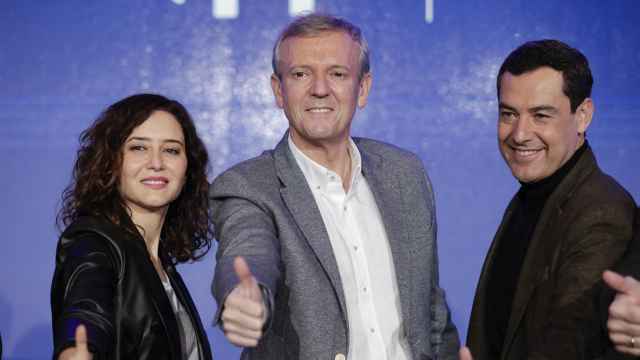 El presidente gallego Alfonso Rueda con Isabel Díaz Ayuso y Juanma Moreno en un acto reciente en Galicia.