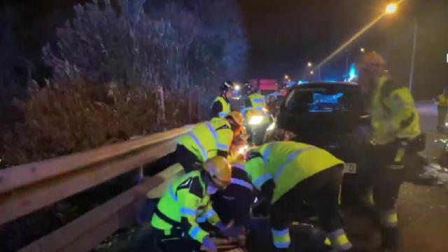 Los bomberos en el lugar de los hechos.