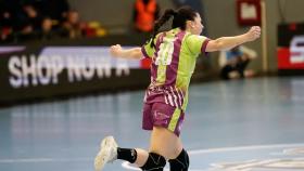 Sole López celebra un gol en el partido del Balonmano Costa del Sol en Rumanía