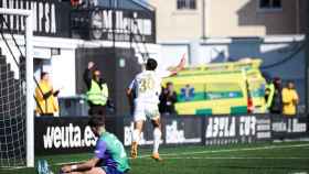 Sofiane celebra un gol del Ceuta vs. Málaga CF de Primera RFEF