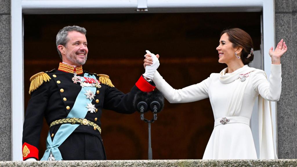 Los reyes, saludando.