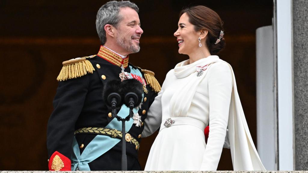 Los reyes, saludando.