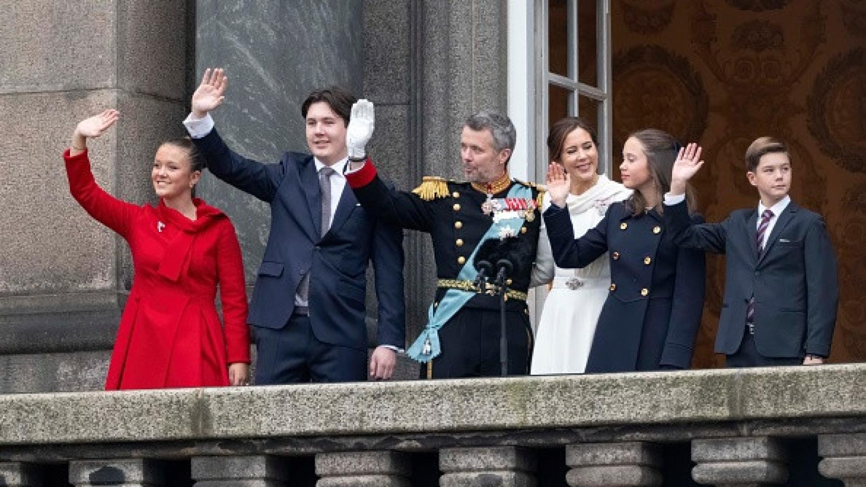 El recién proclamado rey Federico, la reina Mary, el príncipe Christian, la princesa Isabel, el príncipe Vincent y la princesa Josephine saludan desde el balcón del Palacio de Christiansborg en Copenhague.