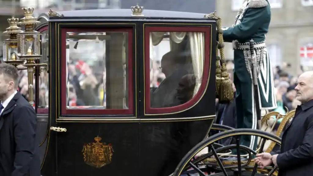 Primera fotografía de la reina Margarita II antes del acto de su abdicación.