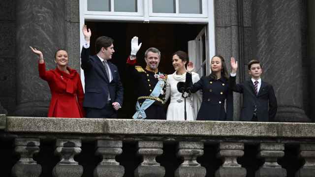 El recién proclamado rey Federico, la reina Mary, el príncipe Christian, la princesa Isabel, el príncipe Vincent y la princesa Josephine saludan desde el balcón del Palacio de Christiansborg en Copenhague.