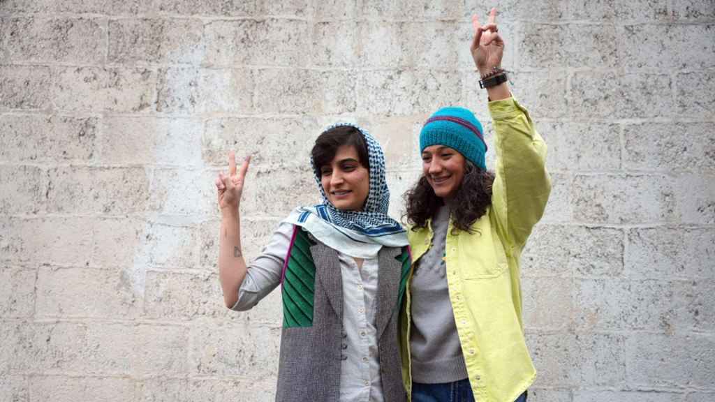 Las periodistas iraníes Nilufar Hamedi y Elahe Mohammadi tras salir de prisión
