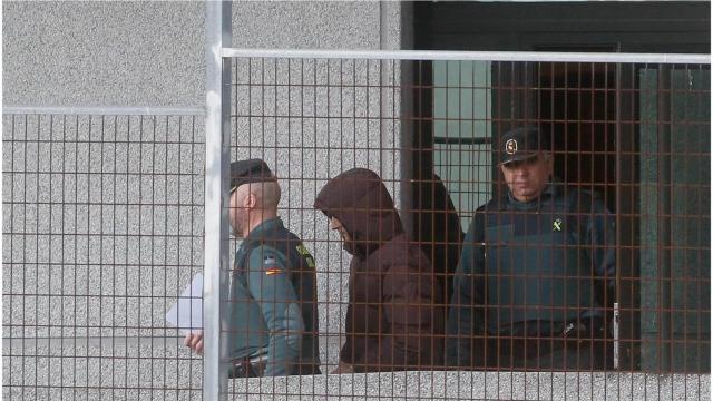 El arrestado es escoltado por dos agentes de la Guardia Civil