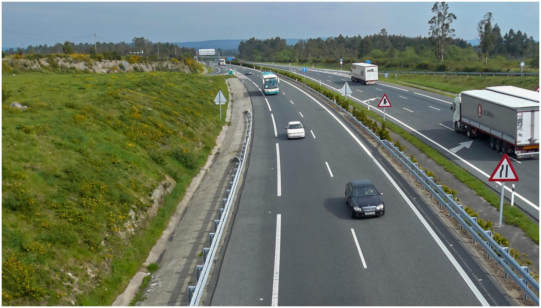 Un autobús circulando por la autopista en Lugo