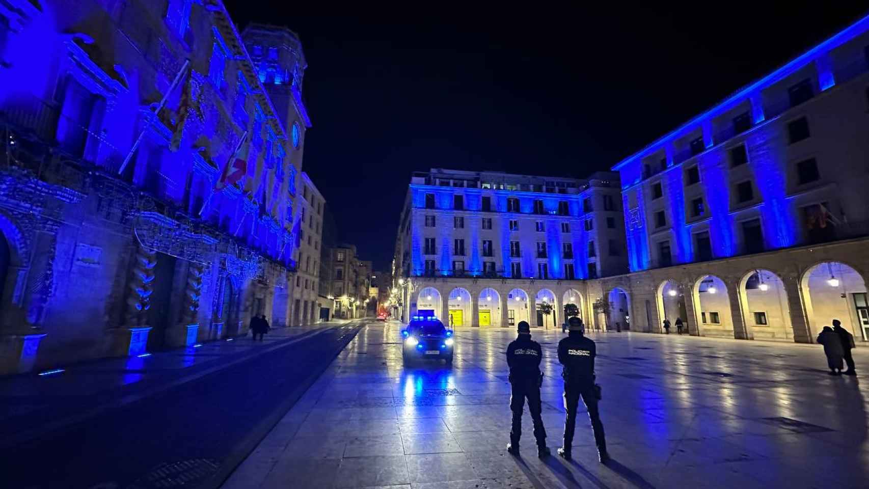La plaza del Ayuntamiento de Alicante iluminada de azul este sábado para la Policía Nacional.