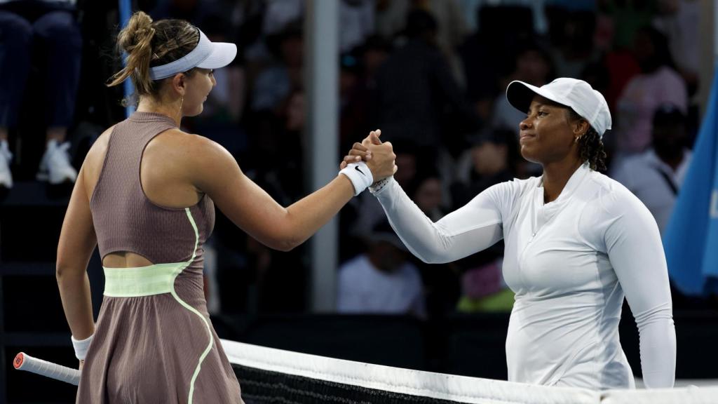 Paula Badosa se saluda con Taylor Townsend tras ganar en la primera ronda del Open de Australia.
