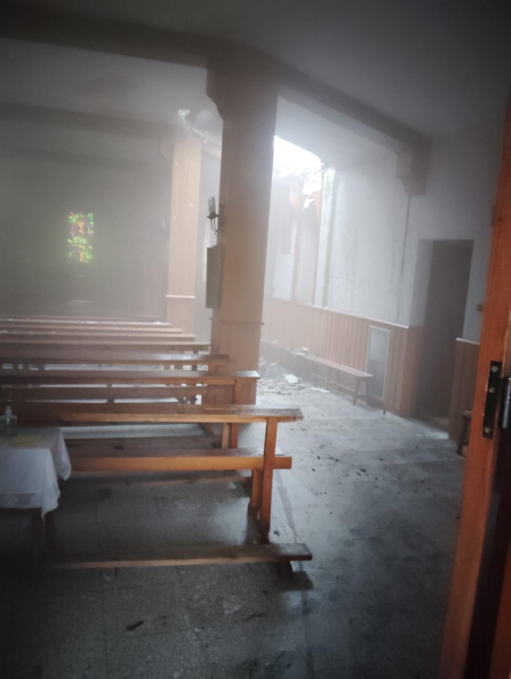 Interior de la iglesia tras el incendio