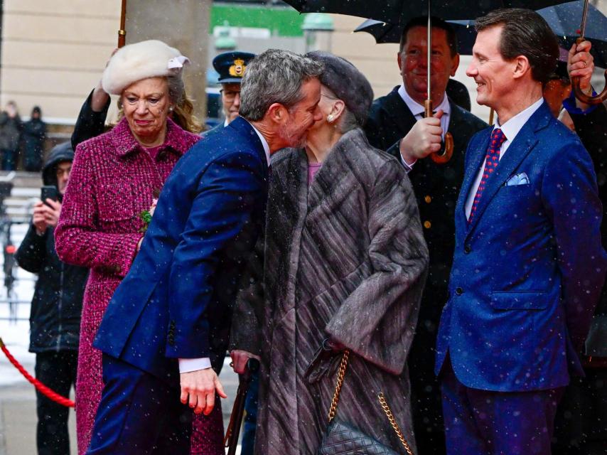 Federico de Dinamarca saluda a la reina Margarita II.