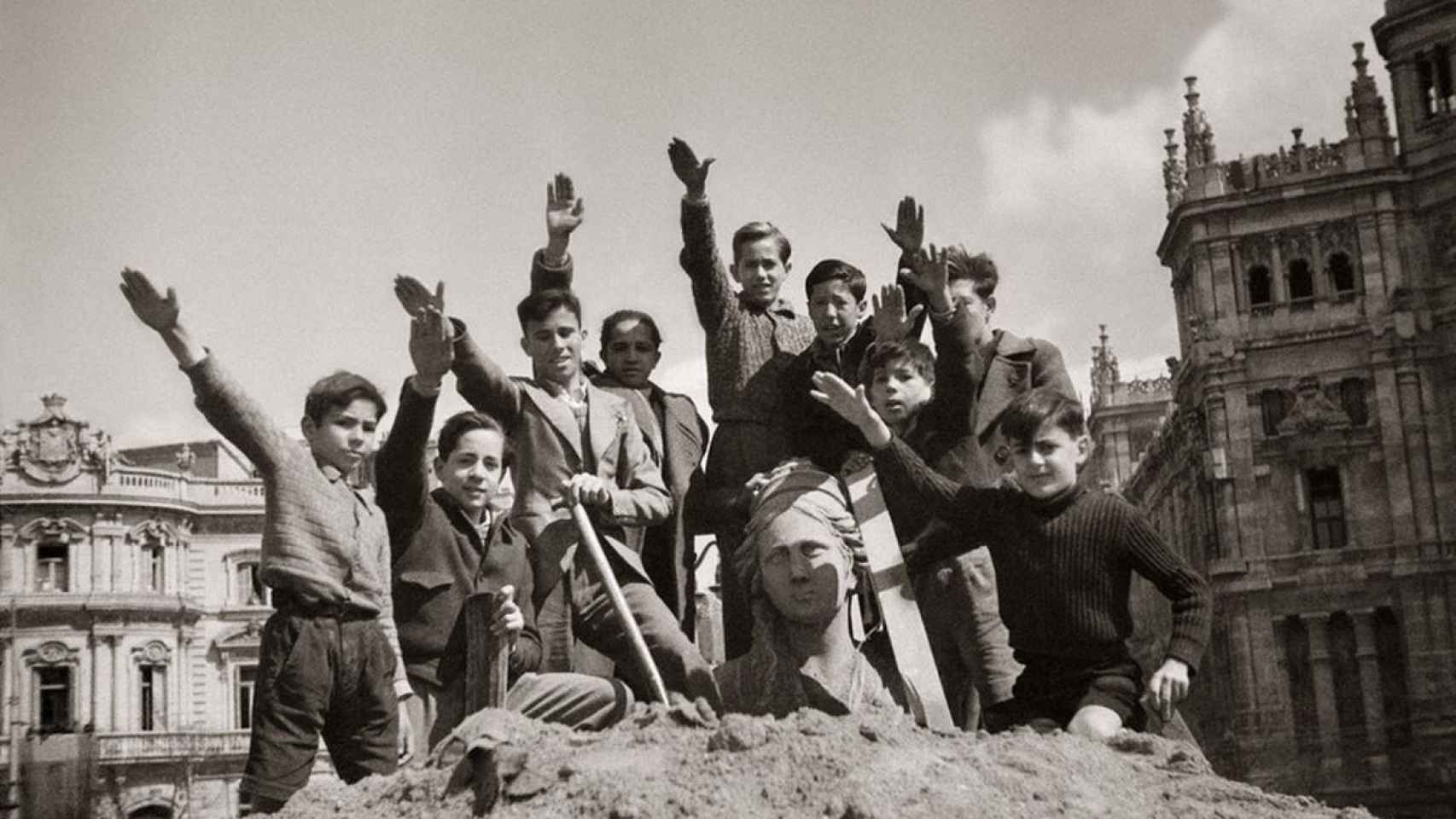 Niños haciendo el saludo fascista encima de la madrileña estatua de Cibeles. 1939