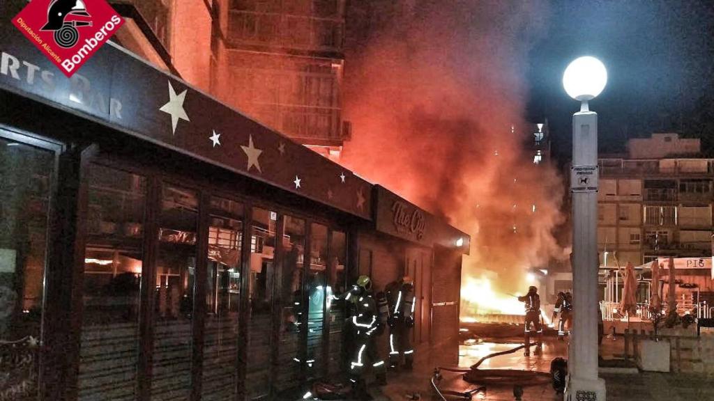 La intervención de los bomberos en el incendio de la terraza en Benidorm.
