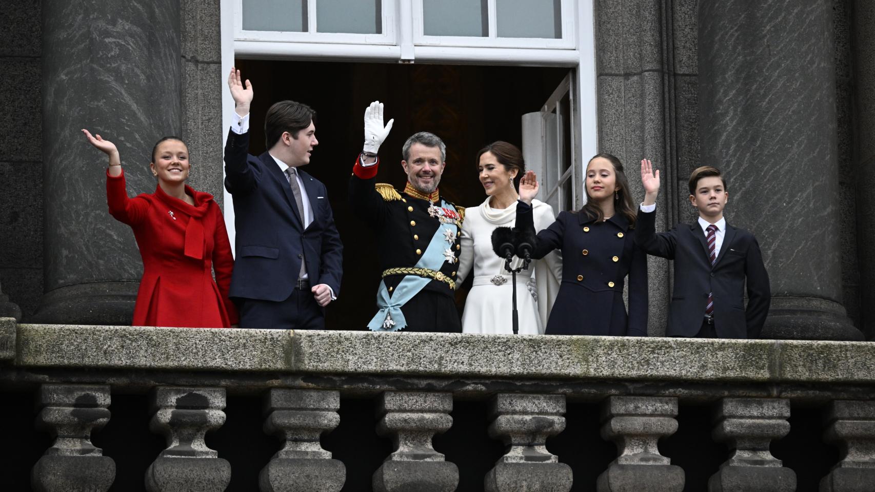 La Familia Real danesa saluda a sus seguidores.