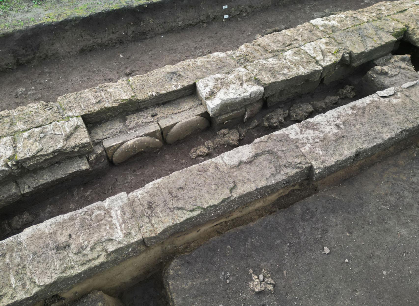 Detalle de la base de unas columnas reutilizadas en la construcción del templo más moderno.