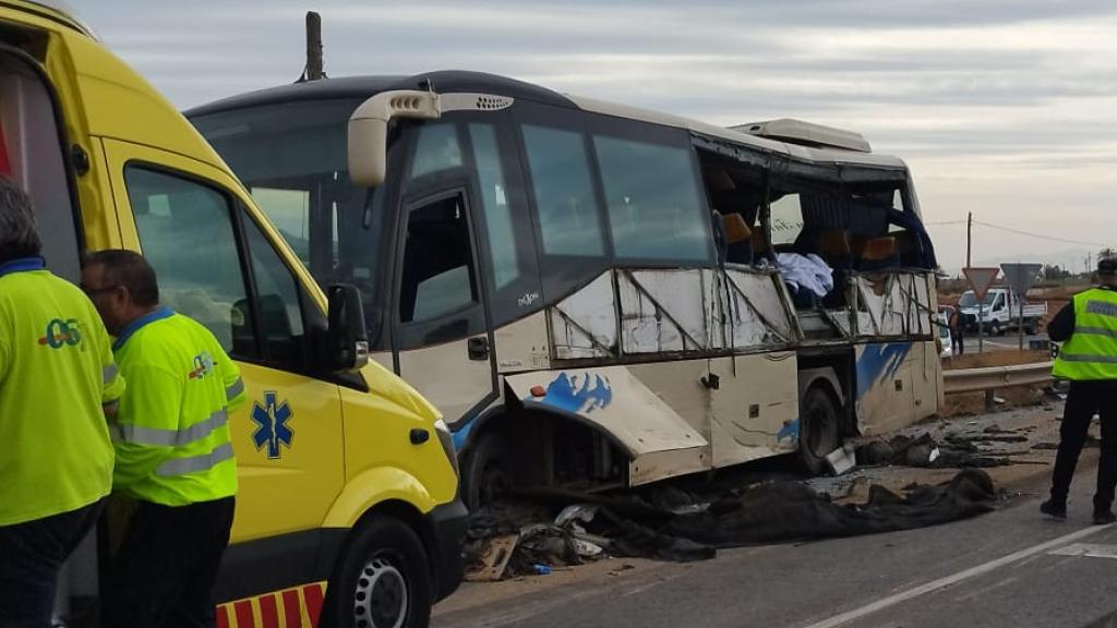 El autobús impactado por el camión